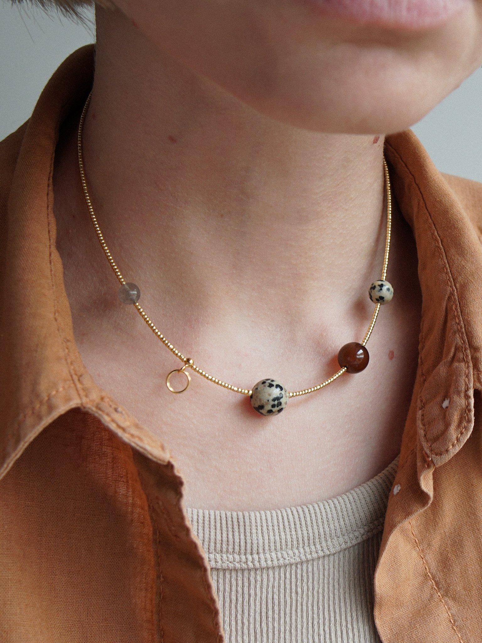 ORBITA - naszyjnik z kamieniami i srebrem pozłacanym