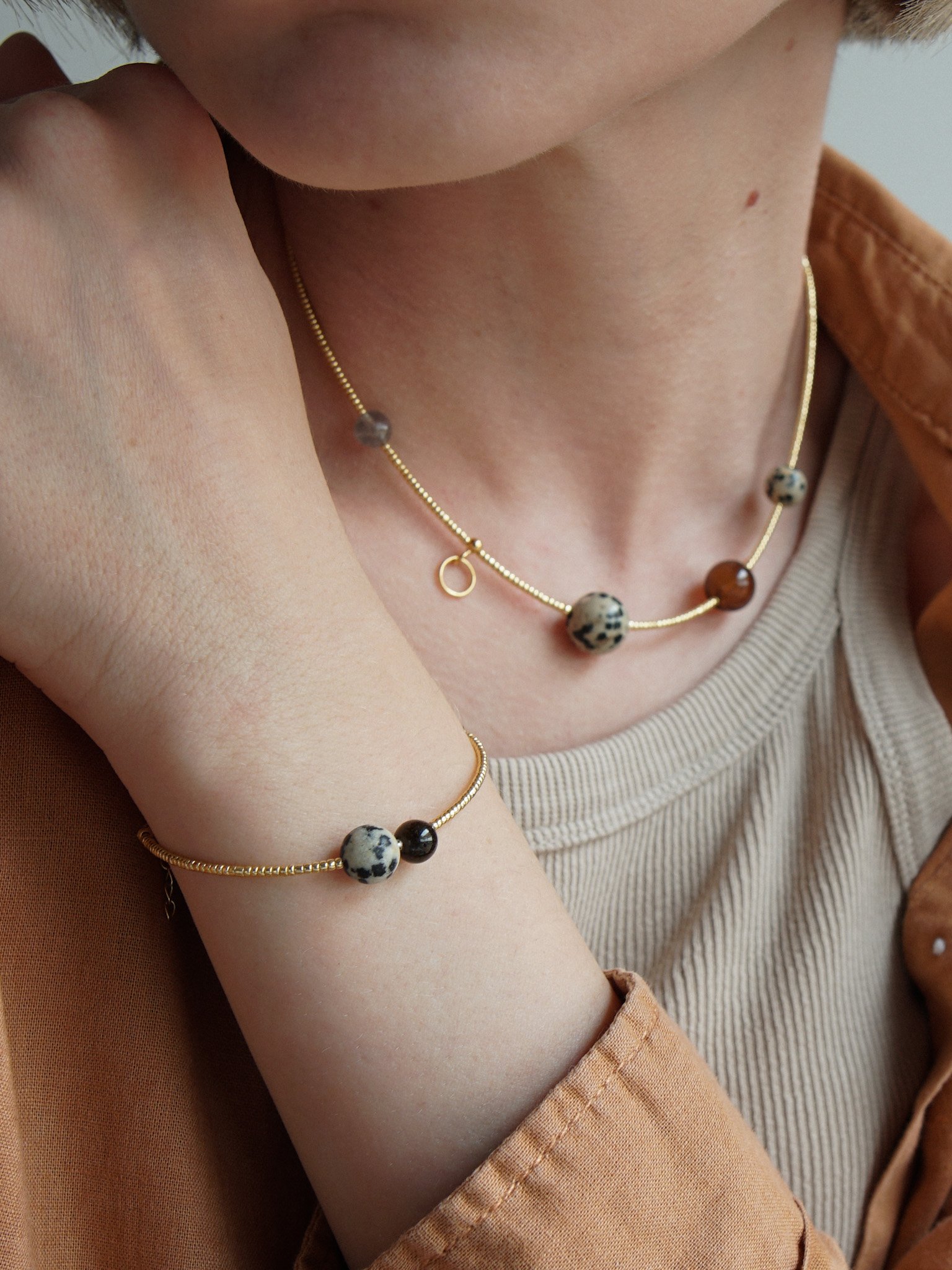 ORBITA - naszyjnik z kamieniami i srebrem pozłacanym