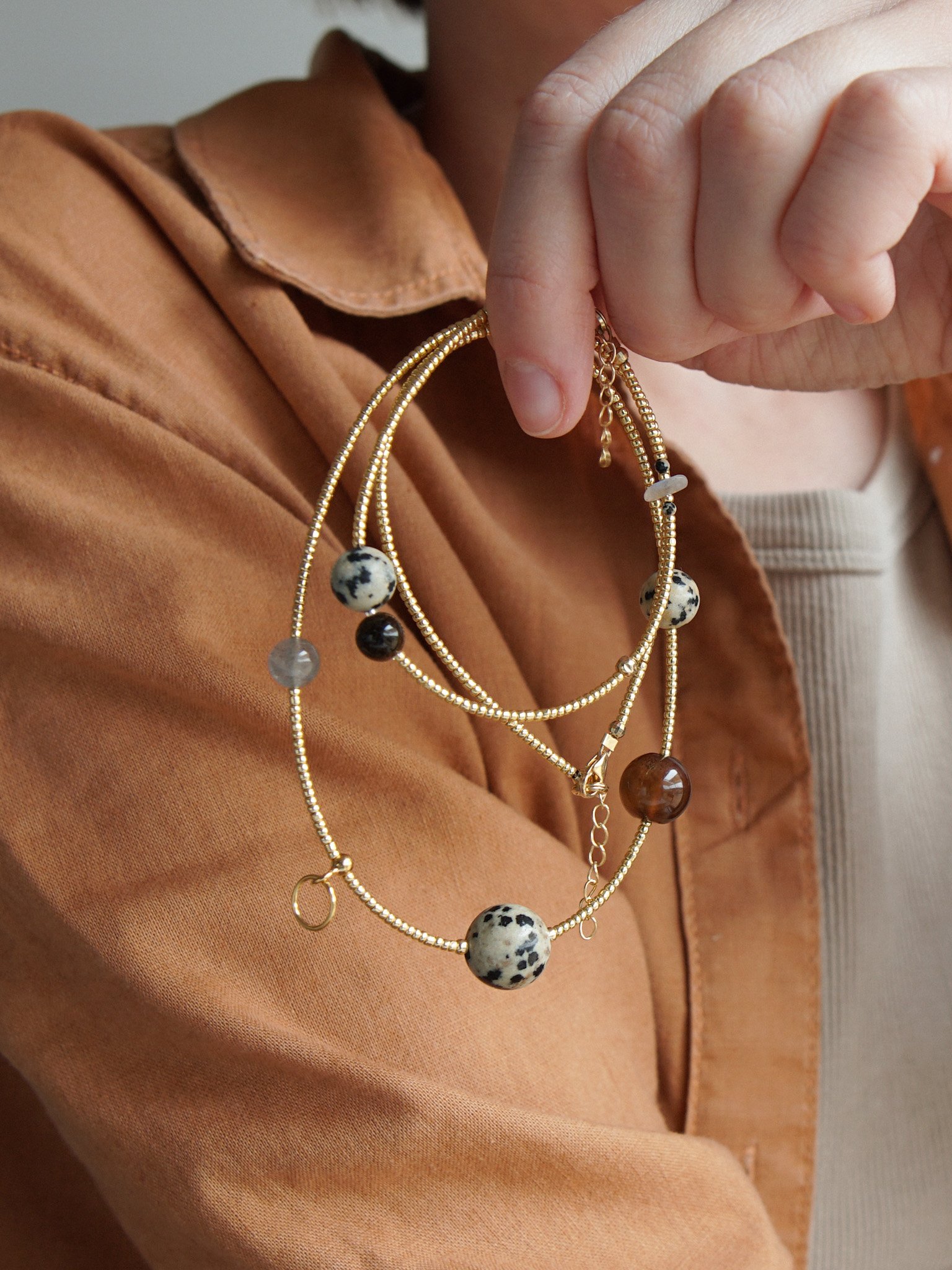 ORBITA - naszyjnik z kamieniami i srebrem pozłacanym