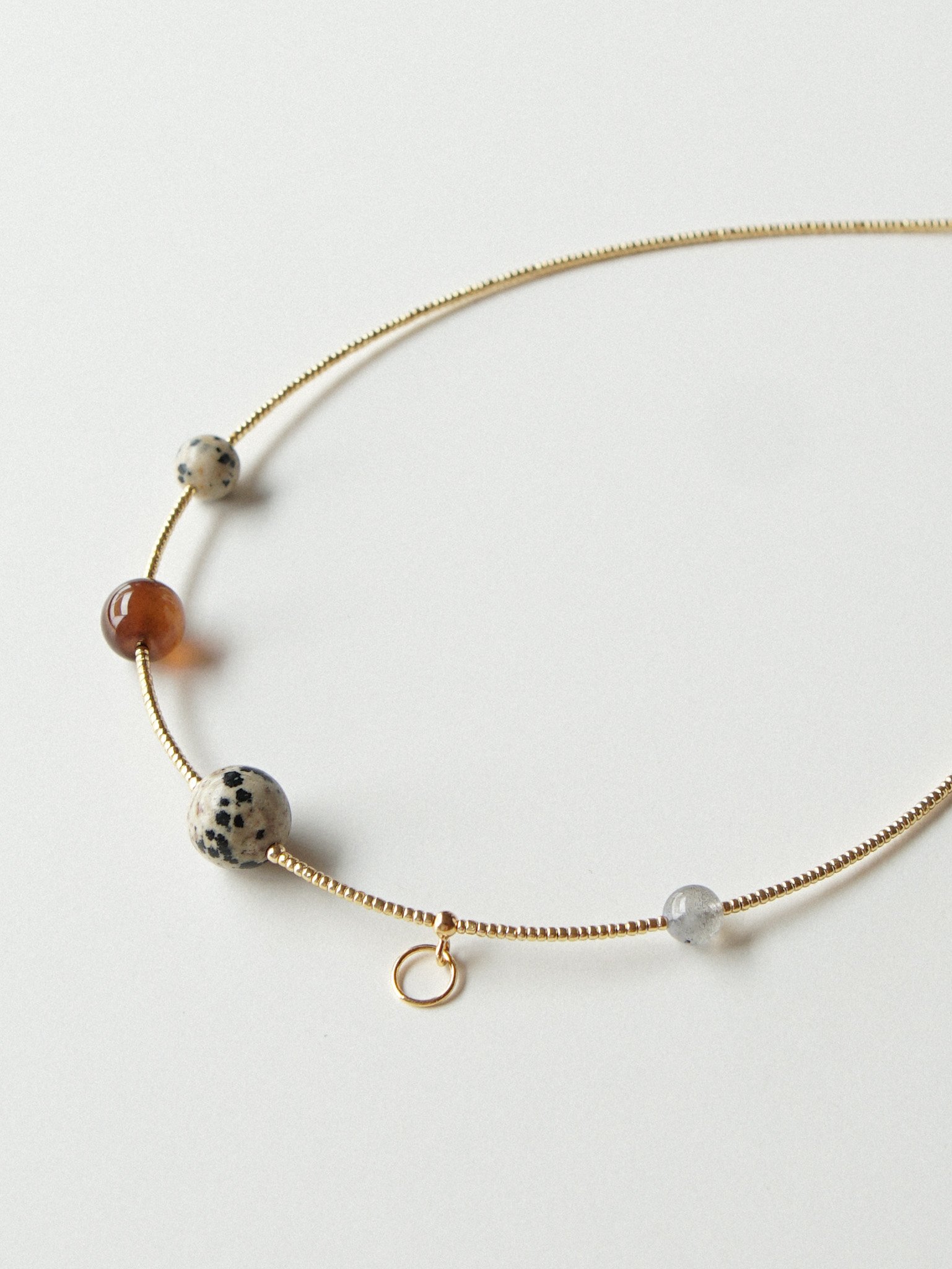 ORBITA - naszyjnik z kamieniami i srebrem pozłacanym
