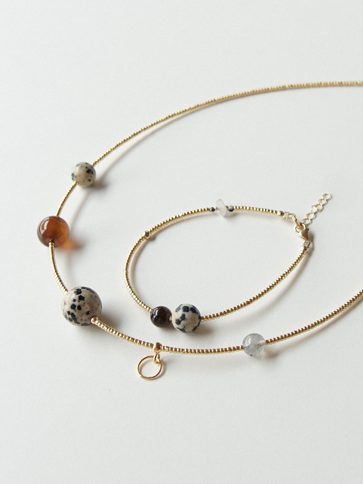 ORBITA - naszyjnik z kamieniami i srebrem pozłacanym