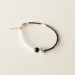 DYSONANS – bransoletka na nogę z agatami i masą perłową